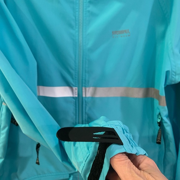 Running Room water repellent running jacket with reflective tape - Picture 2 of 15